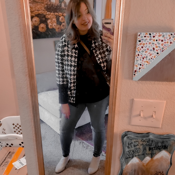 Meet your Posher, Alexa - Picture 2 of 11